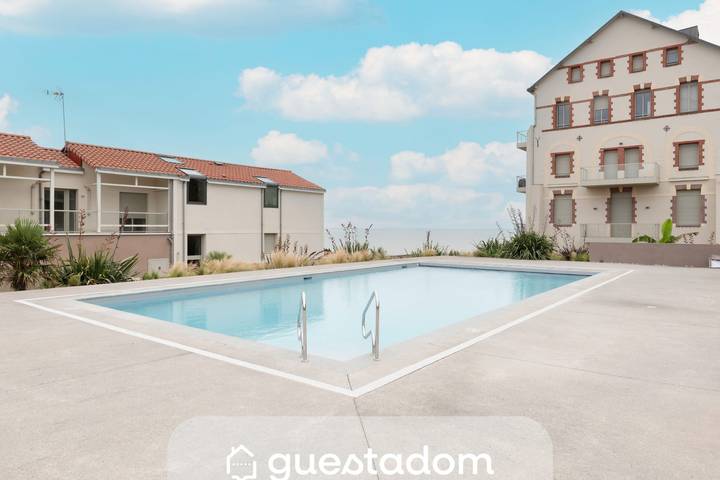 Gîte pour 2 personnes, avec Balcon ainsi que Jardin et Piscine dans Plage de La Fontaine aux Bretons
