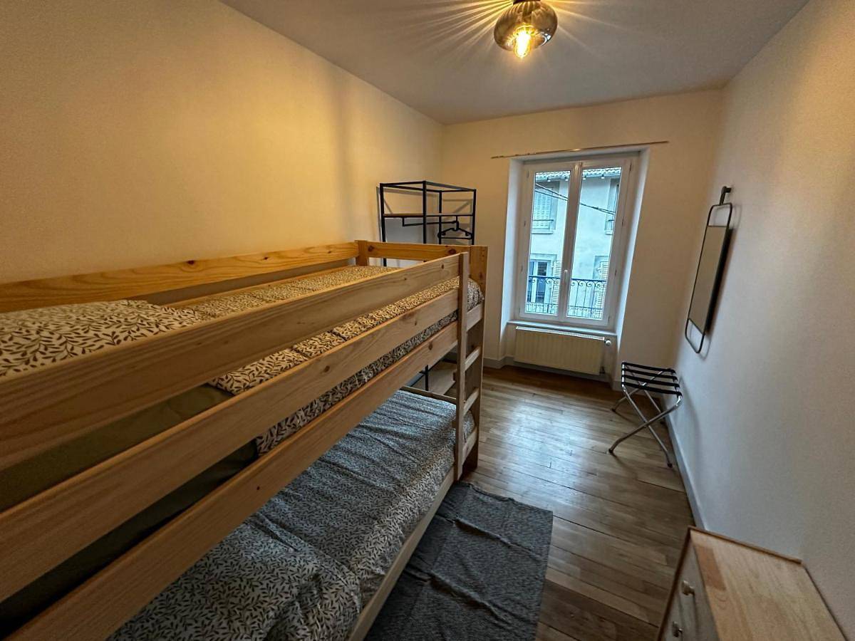 Appartement entier, Two-Bedroom Apartment in Vic-sur-Cère, Région d'Aurillac
