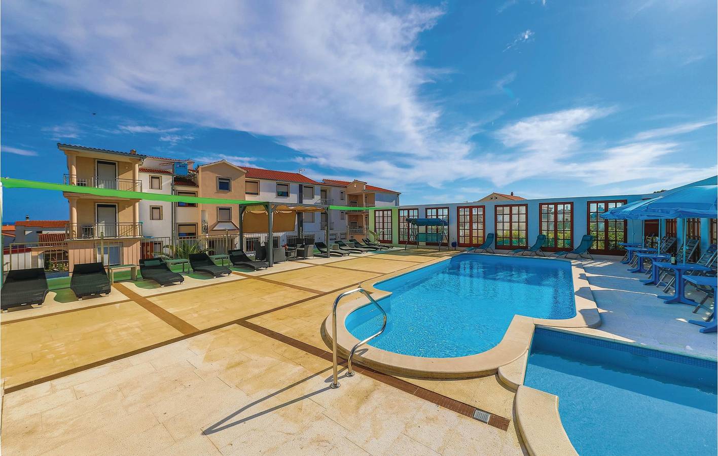 Ganze Ferienwohnung, Gemütliche Ferienwohnung mit Pool, WLAN und Terrasse in der Nähe des Strandes Uvala Bočići in Okrug Gornji, Ciovo
