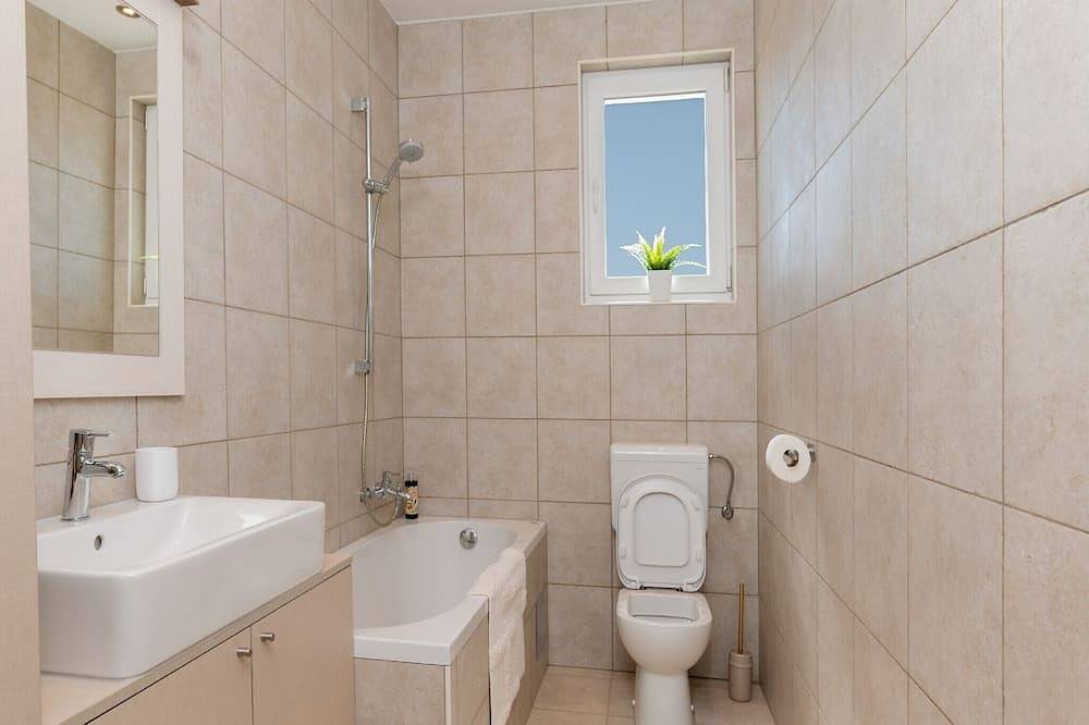 Holiday Home Lea - Three Bedroom Holiday Home with Terrace and Sea View in Maslinica, Solta