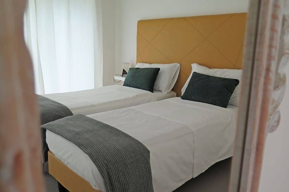 Geheel appartement, Apartment With Independent Balcony/Terrace in Nago-Torbole, Garda Bergen