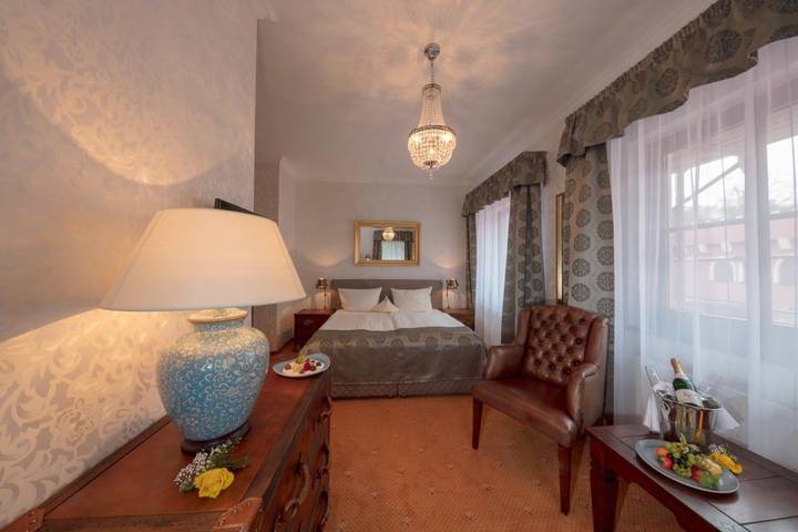 Hotel für 9 Personen, mit Balkon und Whirlpool sowie Terrasse und Garten in Strausberg
