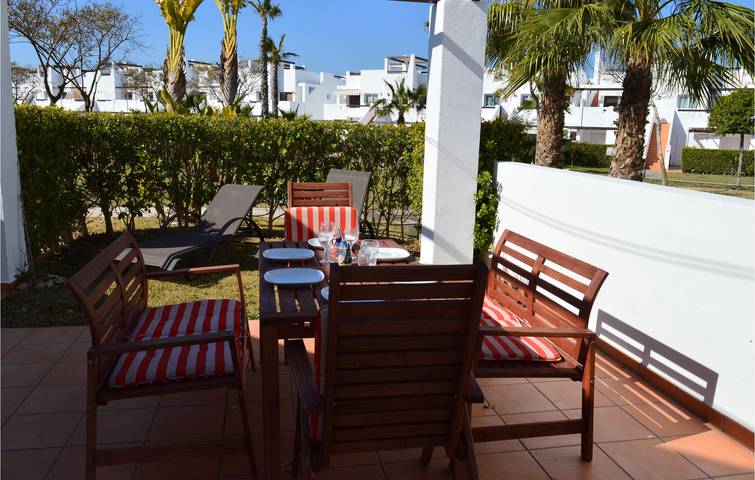 Apartamento vacacional entero, Apartamento con terraza junto a la piscina cerca del centro de la ciudad in Condado de Alhama, Alhama de Murcia