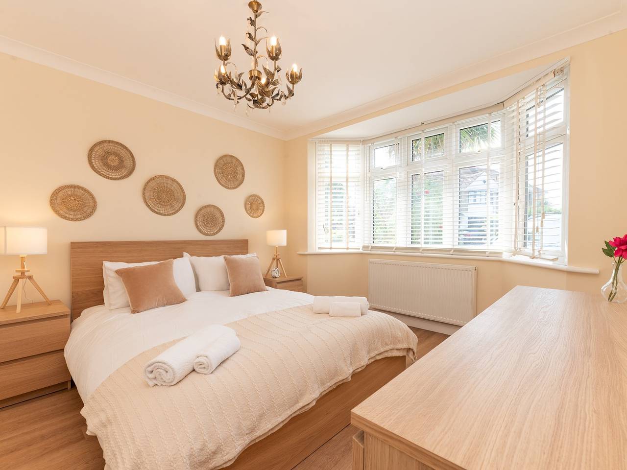 Pass the Keys | Stunning, Spacious Chessington Gem with Parking in Kingston upon Thames, Chessington World of Adventures