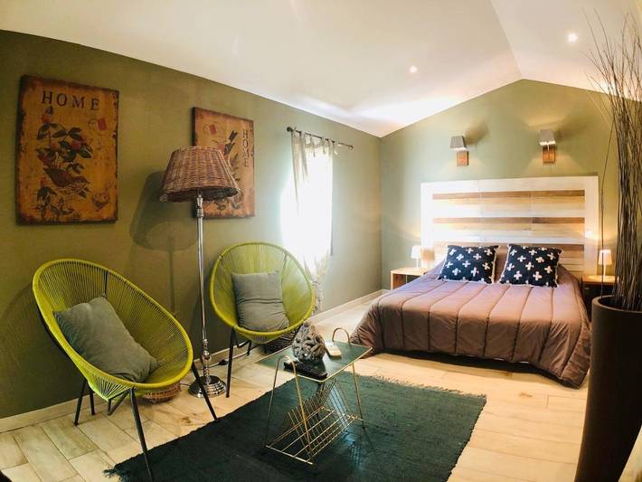 Chambre d’hôte pour 4 personnes, avec Terrasse ainsi que Jardin et Piscine