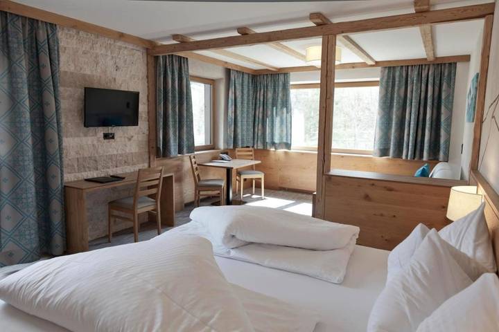 Hotel für 2 Personen, mit Balkon und Terrasse sowie Garten und Pool in Landeck - 4