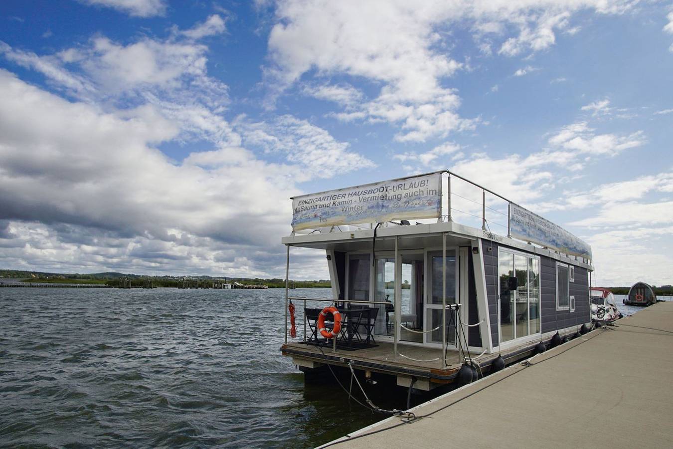 Festgelegtes Hausboot im Hafen von Gager - Hausboot Lydia in Ruegen