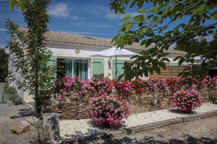 Gîte pour 6 personnes, avec jardin ainsi que terrasse et piscine