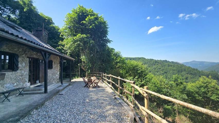 Location de vacances pour 4 personnes, avec jardin et vue, animaux acceptés à Licq-Athérey