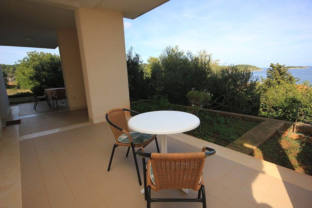 Hel lägenhet, Studio flat with terrace and sea view Vis in Vis Town, Split-Dalmatia guovlu