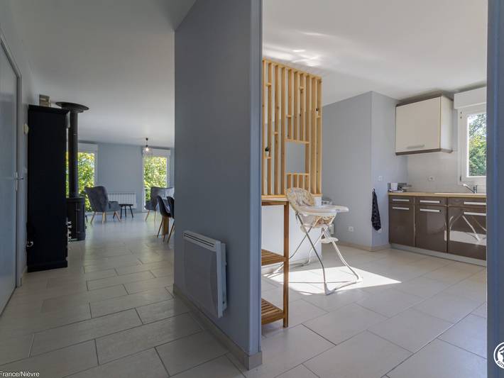 Ruhiges Ferienhaus mit beheiztem Pool und Elektrofahrrädern in Thianges, Nièvre