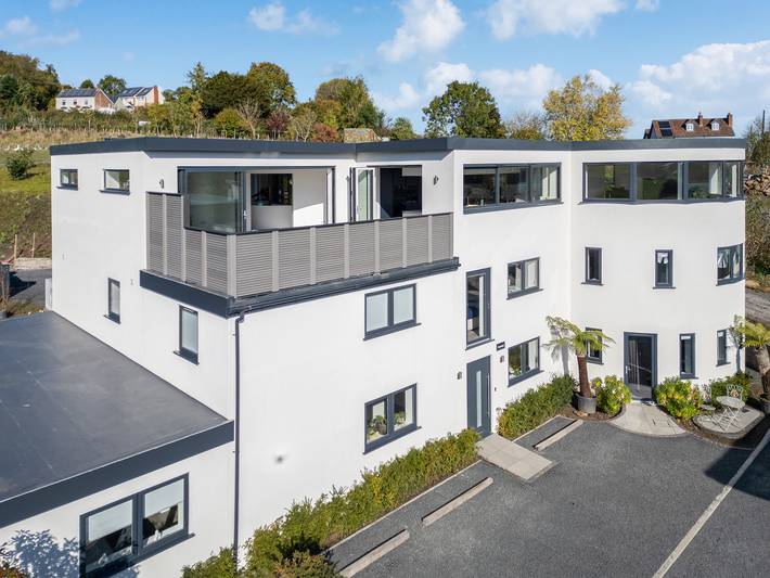 Glamping for 10 people, with garden in Herefordshire