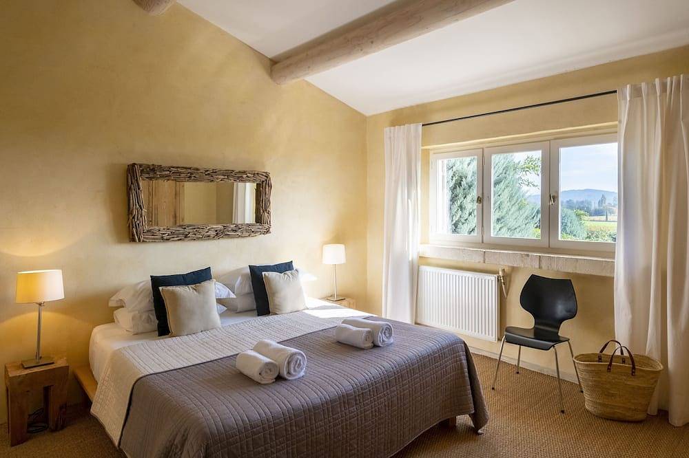 The Bastide-Ferienhaus-Luxus-Ensuite mit Bad-Blick auf die Landschaft in Joucas, Regionaler Naturpark Luberon