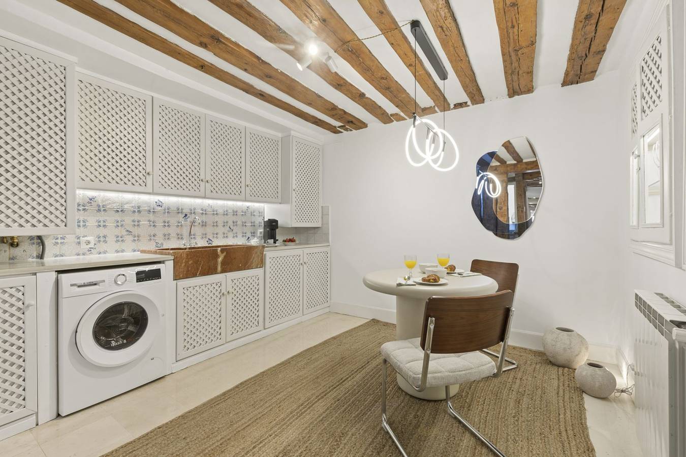 Entire apartment, Stylish Retreat by Plaza Santa Ana in Centro (Madrid), Madrid