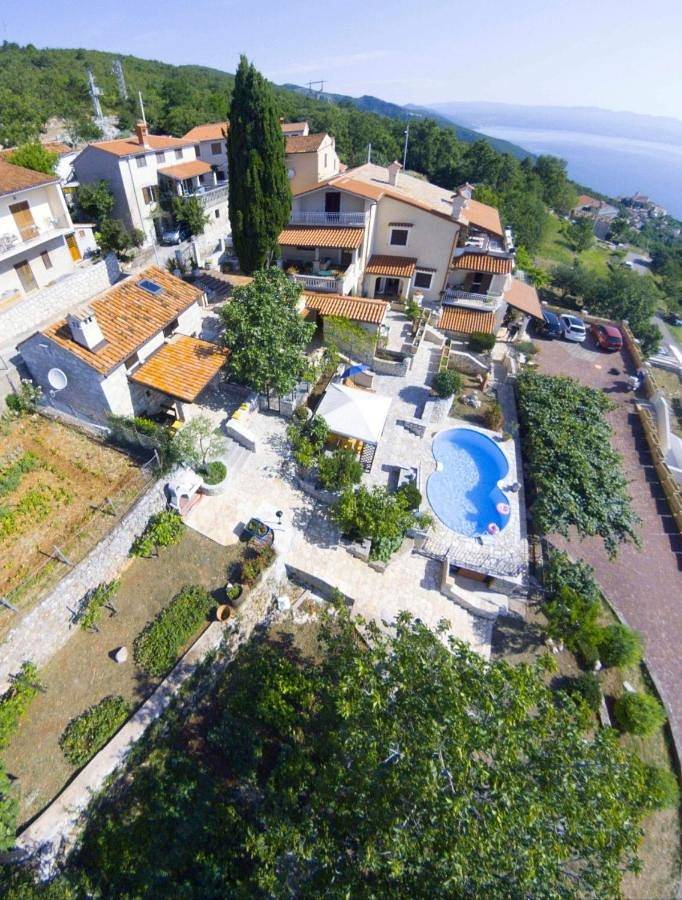 Gîte pour 4 personnes, avec jardin ainsi que vue et piscine dans Mošćenice