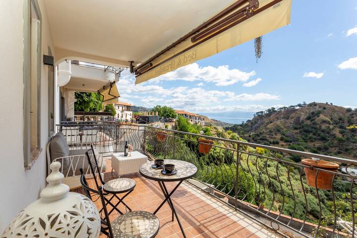 'Sambuco Junior Suite' Room with Private Balcony, Sea View, Wi-Fi and Air Conditioning in Savoca, Messina Provinsen