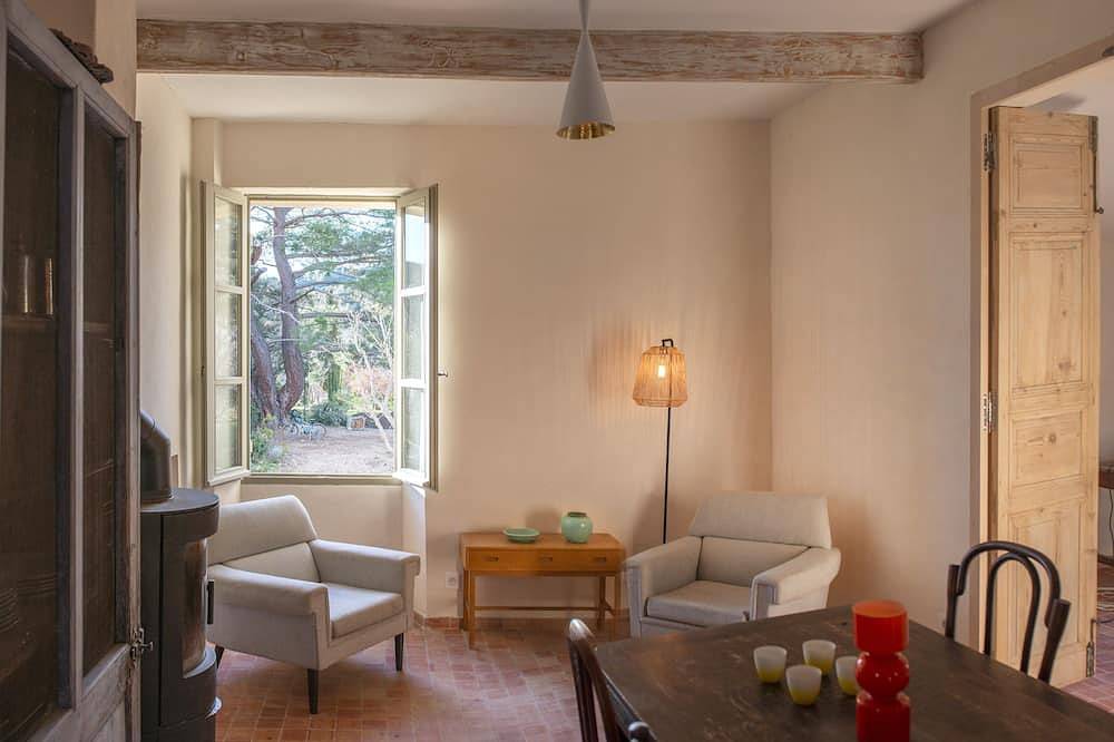 Terrace apartment at the foot of the Luberon hills in Lourmarin in Lourmarin, Regionaler Naturpark Luberon