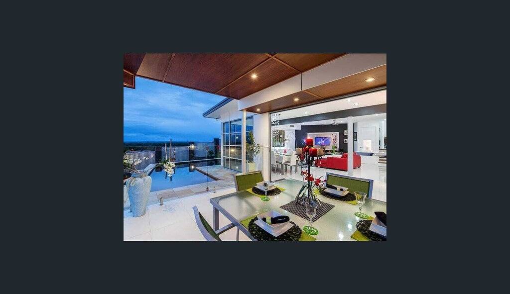 Fraser Island Views - Luxury Family House on the Hill with Panoramic Ocean Views in Hervey Bay, Fraser Coast