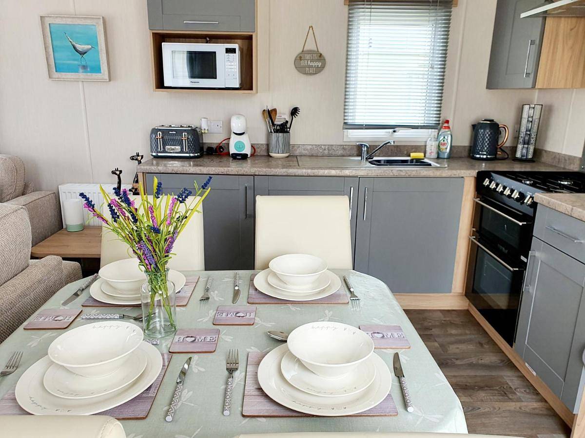 Premium accommodation with luxury Hot-Tub and decking area, near Fantasy Island in Ingoldmells, Lincolnshire