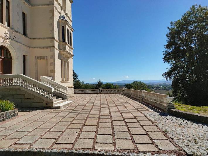 Location de vacances pour 15 personnes, avec terrasse ainsi que vue et jardin à Chaptuzat - 3