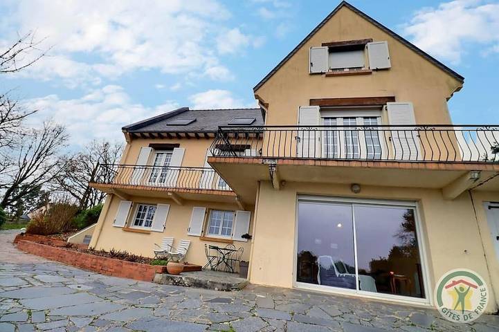 Gîte pour 4 personnes, avec terrasse et jardin à Poligné