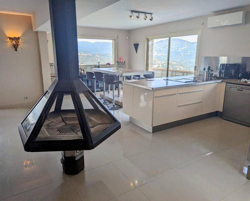 Appartement entier, Haut de villa avec piscine in Le Broc, Côte méditerranéenne (France)