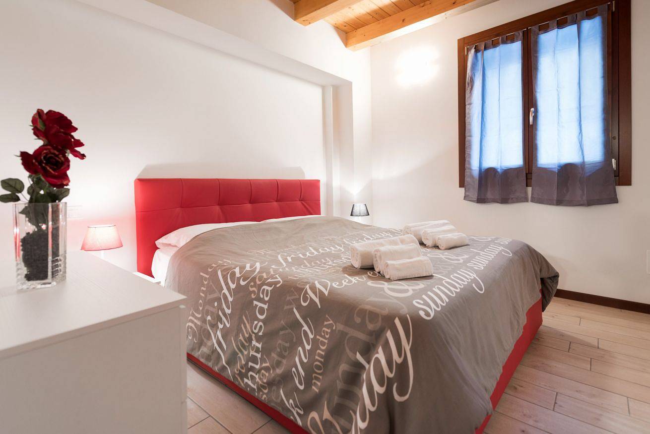 Entire apartment, Modern and functional apartment, close to San Zeno Basilica, with 5 sleeps. in Centro Storico, Verona