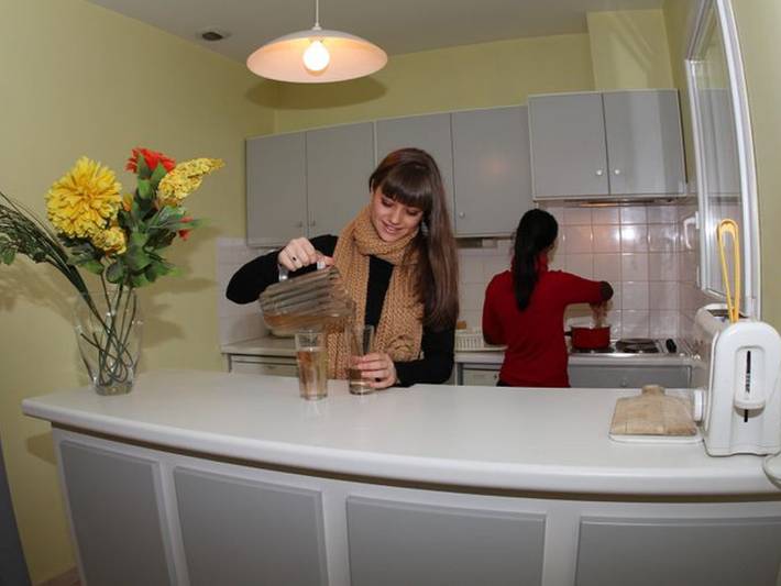 Gîte pour 4 personnes, avec terrasse et piscine à Les Cabannes - 2
