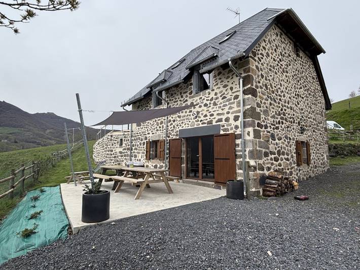 Gîte pour 10 personnes, avec jardin et terrasse, animaux acceptés à Saint-Jacques-des-Blats - 2