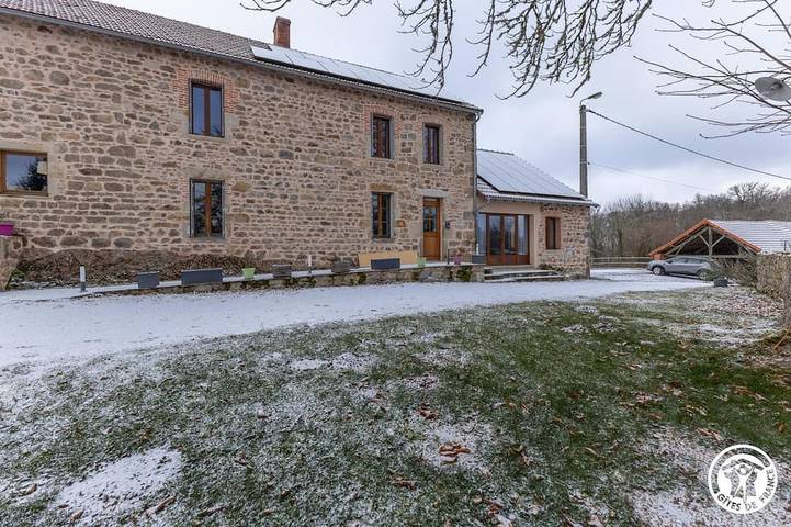 Location de vacances pour 14 personnes, avec jardin à Charensat