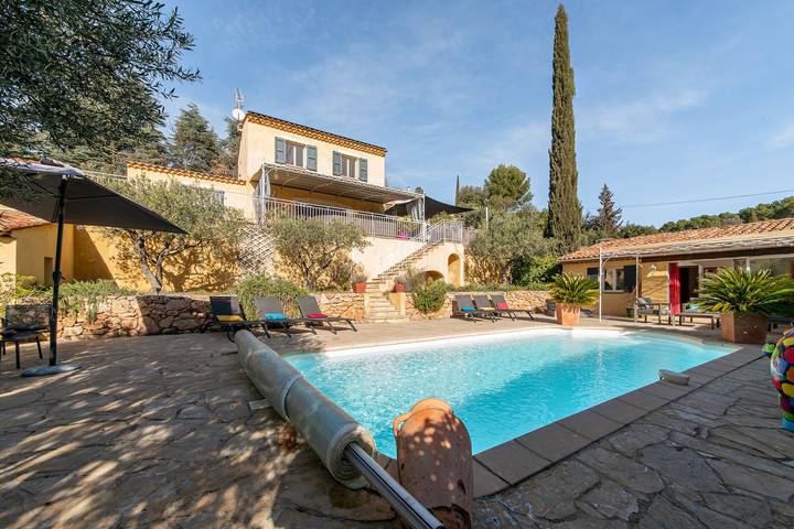 Location de vacances pour 8 personnes, avec Terrasse ainsi que Jardin et Piscine à Aups