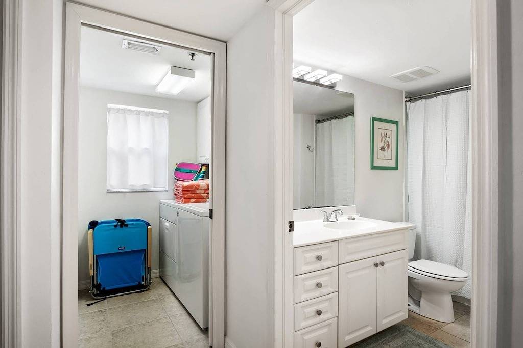 Ganze Wohnung, Pet Friendly, Nightly Condo! In-Unit Laundry, Wifi & Beach Gear; Walk to Dining/Shops (1 of 2 units) in Marco Island, Southwest Florida