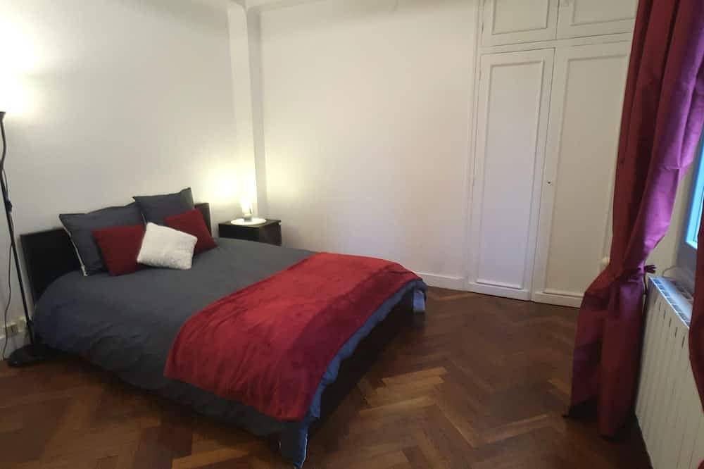 Entire apartment, Very bright apartment in the historic center of joigny in Joigny, Auxerre region