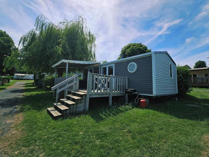Camping pour 4 personnes, avec piscine et bassin pour enfant ainsi que jacuzzi et terrasse