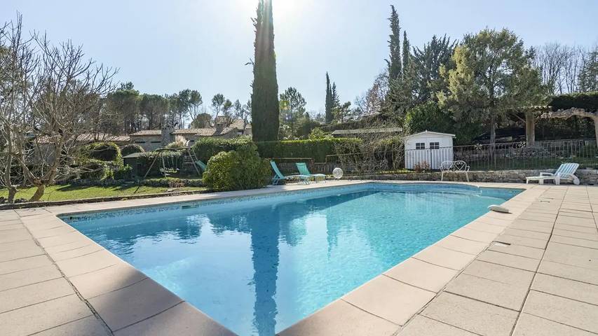 Location de vacances pour 9 personnes, avec piscine et jardin à Callian