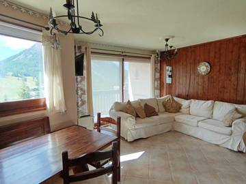 Appartement fonctionnel pour 5 personnes avec animaux acceptés, parking et balcon sud