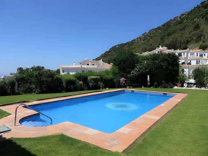 Entire apartment, Apartment 'Residencia La Fuente' with Shared Pool, Wi-Fi and Air Conditioning in Mijas, Costa del Sol