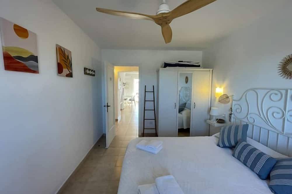 Apartamento entero, Algaiarens - Apto con piscina y junto a la playa in Cala Blanes, Ciudadela