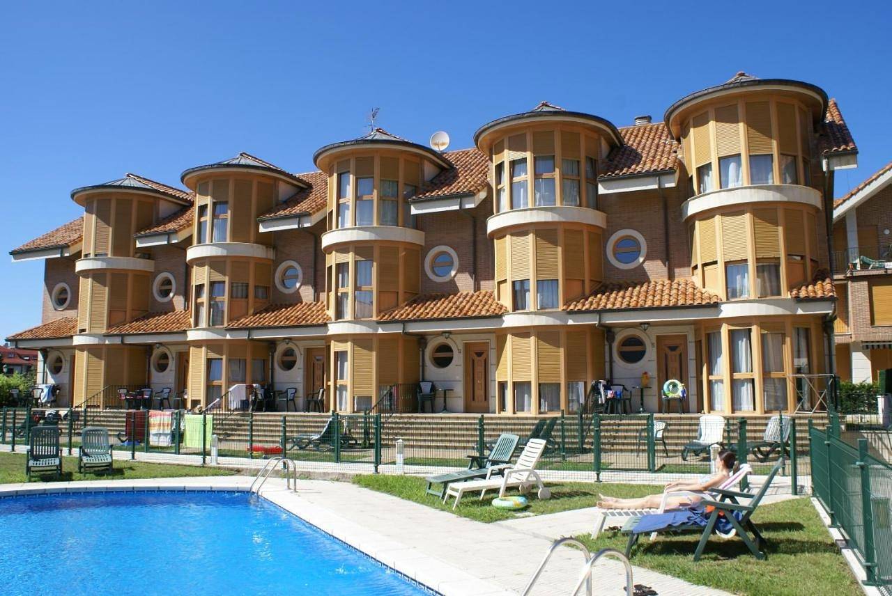 Apartamento entero, Three-Bedroom Apartment in Noja, Costa de Cantabria