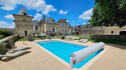 Gîte pour 11 personnes, avec vue ainsi que jardin et piscine à Salles-la-Source