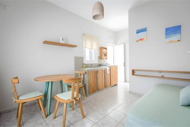 Gîte pour 5 personnes, avec balcon et jardin, adapté aux familles dans Andros - 2