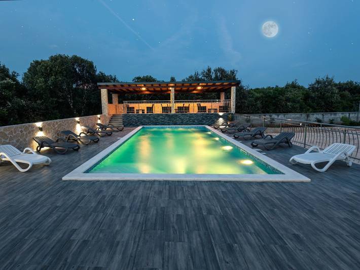 Location de vacances pour 4 personnes, avec Balcon et Terrasse ainsi que Jardin et Piscine à Marina