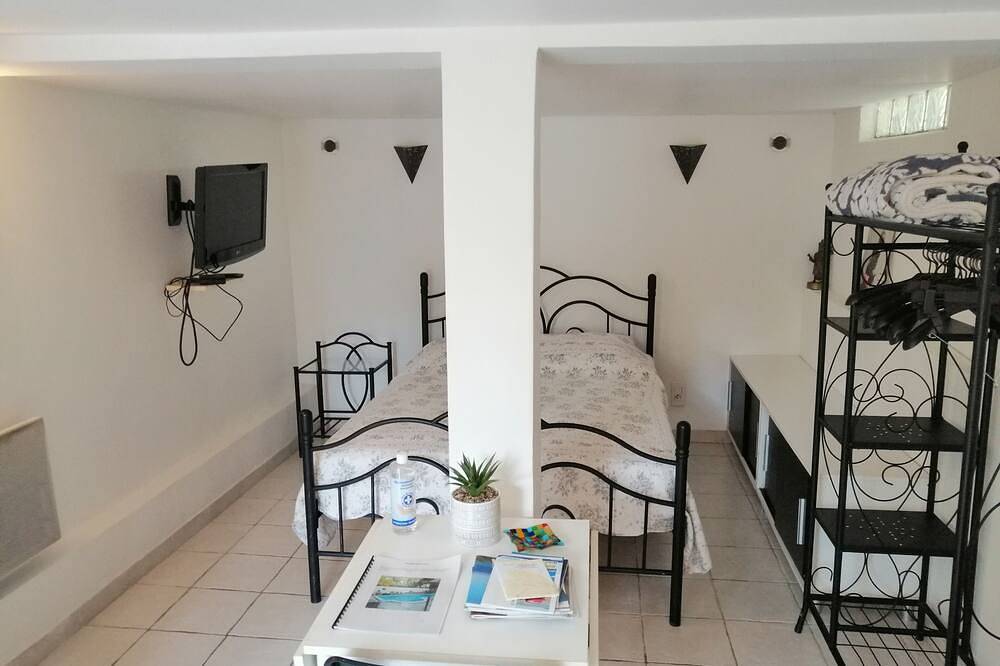 Entire apartment, Villa Lysa studio in character house private pool in La Garde, Toulon region