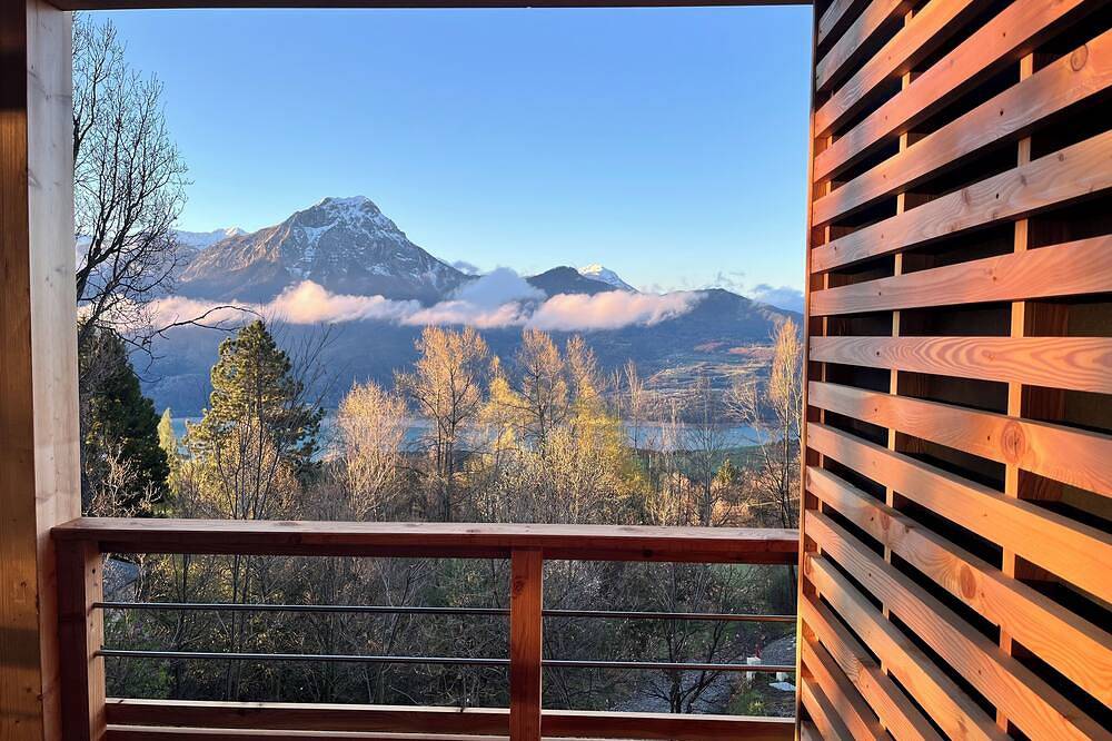 Charming 2-bedroom hotel suites with jacuzzi in welcoming Saint-Apollinaire in Saint-Apollinaire, Écrins National Park