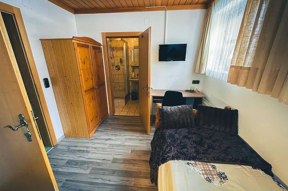 Einzelzimmer 8, Wc, Dusche - Hotel-Gasthof Lammersdorf in Millstatt, Bezirk Spittal an der Drau