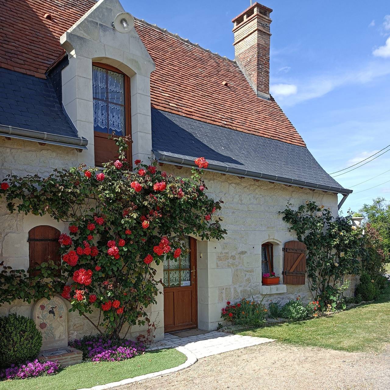 Gîte Roses De Loire mit privater Terrasse und Wlan in Bréhémont in Bréhémont, Loire-Tal