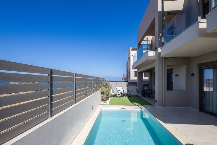 Villa for 15 people, with garden in Crete