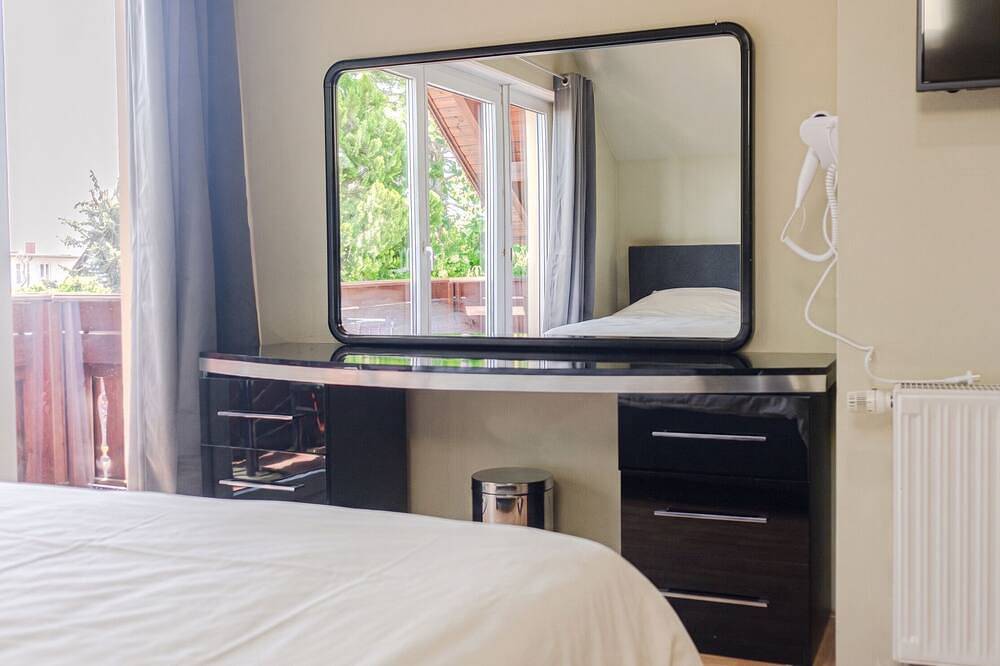 Comfy Room in Shared Villa w/ Free Parking in Floridsdorf, Wien