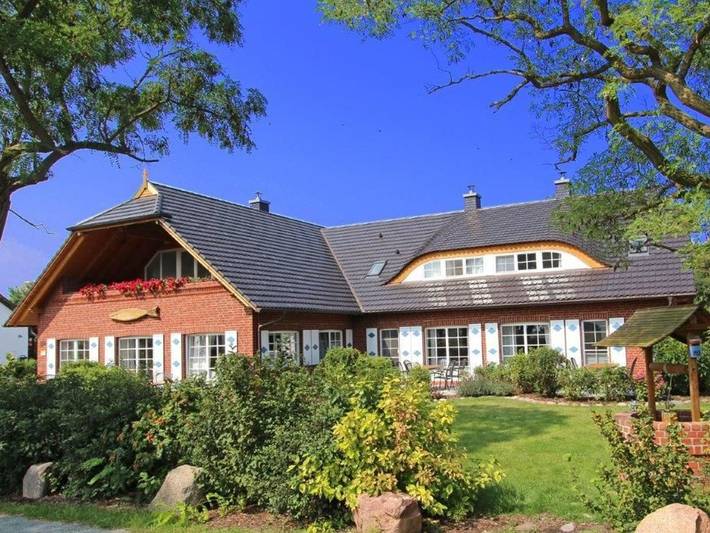 Ferienwohnung für 3 Personen, mit Balkon und Terrasse sowie Garten und Sauna in Middelhagen