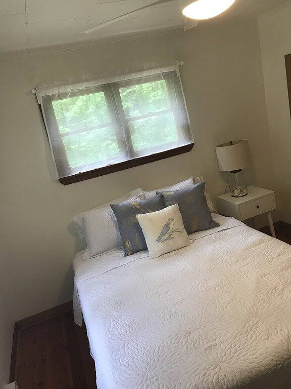 Mid-Century Charm and Steps to Private Beach! in Grand Bend, ON, Huronsee (Kanada)